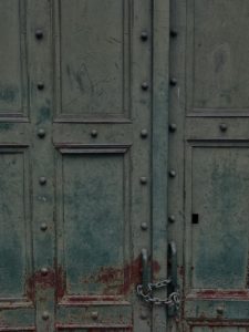 Advantages of Rusty Metal Door Painting